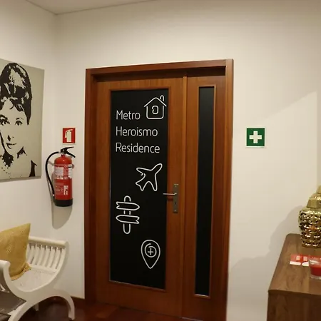 Metro Heroismo Гостевой дом Порту